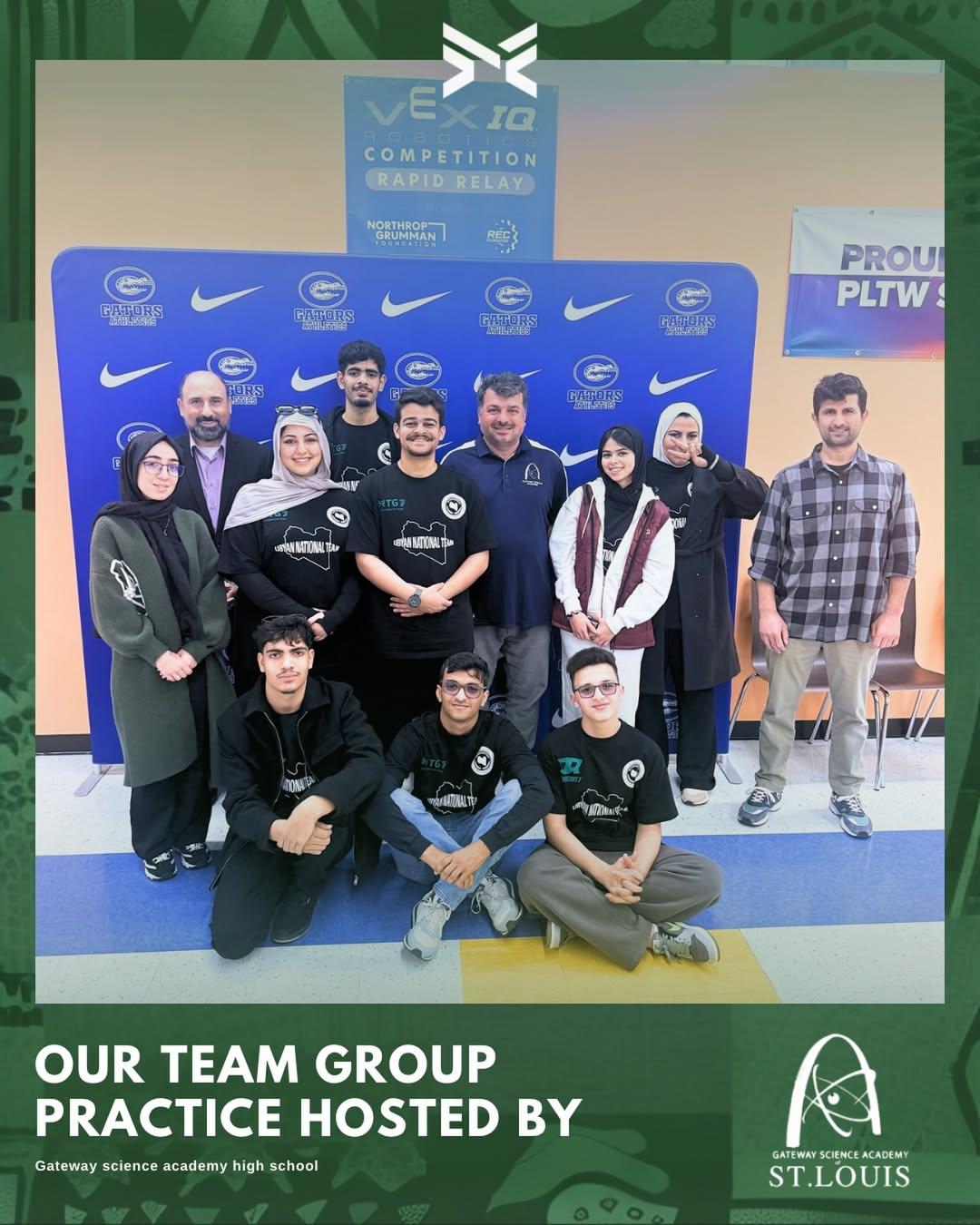 صورة جماعية لطلاب بقمصان المنتخب الليبي مع عبارة تدريب باستضافة Gateway Science Academy.
